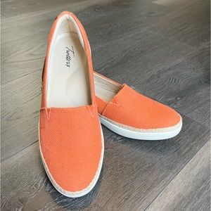 Trotters Accent Coral Espadrille Slip On Sneakers